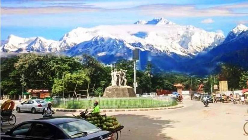 টিএসসির ছবি এডিট করে সেখানে কাঞ্চনজঙ্ঘার ছবি বসিয়ে অনেকে শেয়ার করেছেন