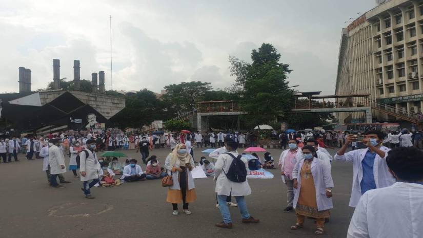 পরীক্ষা বাতিলের দাবিতে শাহবাগে মেডিকেল শিক্ষার্থীদের অবরোধ