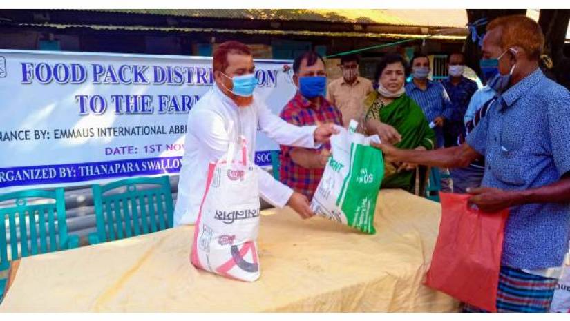 চারঘাটে প্রান্তিক কৃষকদের মাঝে খাদ্যসামগ্রী বিতরণ