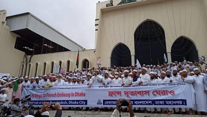 মহানবীর (সা.) ব্যঙ্গচিত্র প্রদর্শনের প্রতিবাদে রাজধানীতে হেফাজতের বিক্ষোভ 