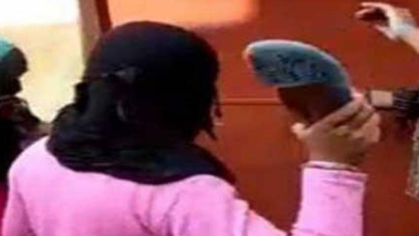 যৌন নিপীড়ন: নিরাপত্তাকর্মীকে জুতাপেটা নারীর