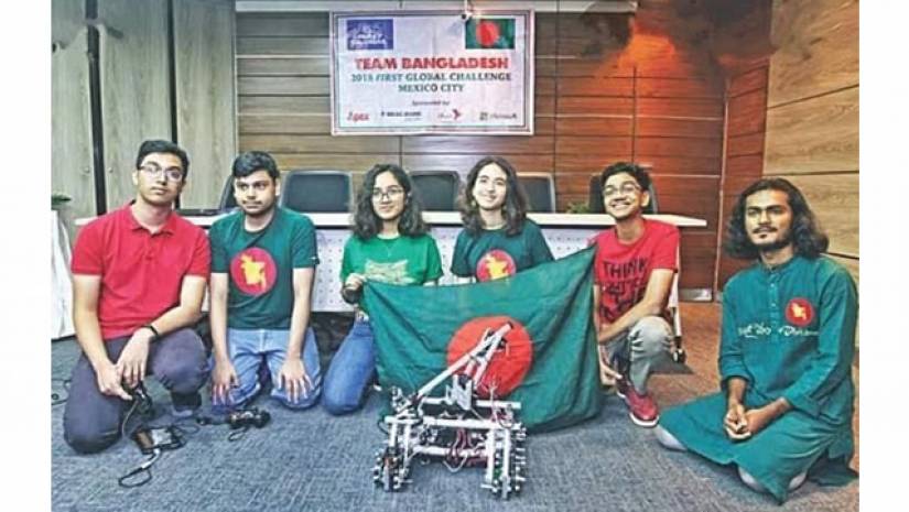 বিজয়ী দলের সদস্যরা