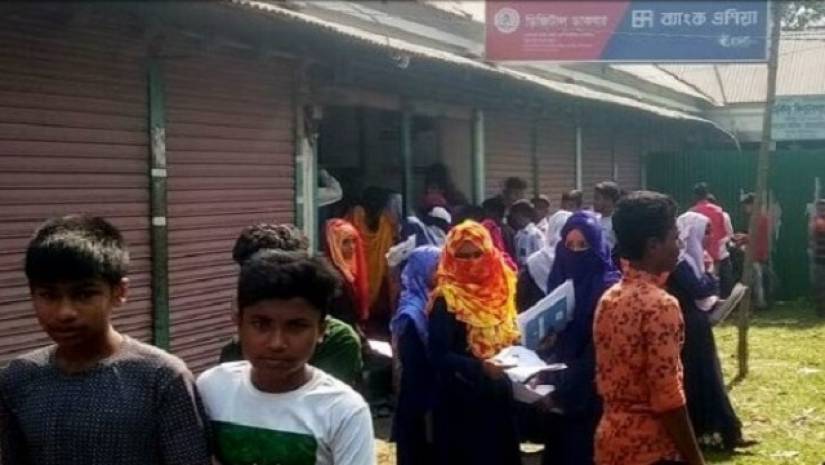 দোকান থেকে অ্যাসাইনমেন্ট কিনছেন শিক্ষার্থীরা