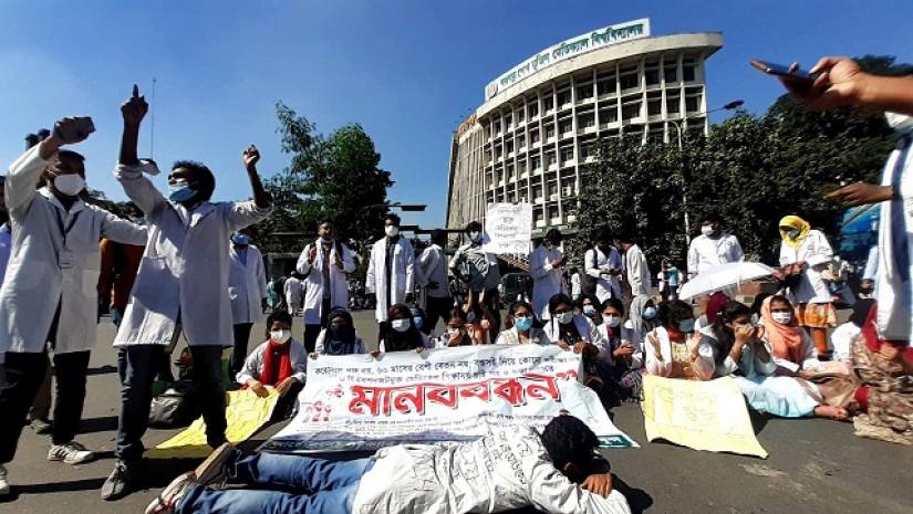 শাহবাগ মোড়ে সড়ক অবরোধ করে বিক্ষোভ শিক্ষার্থীদের