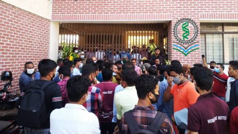 পরীক্ষা নেয়ার দাবি, হাবিপ্রবি প্রশাসনিক ভবনে তালা