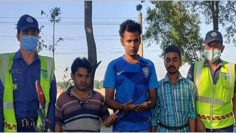 জেলা ছাত্রলীগের সহ-সভাপতি শামিম হোসেন (নীল টি-শার্ট)