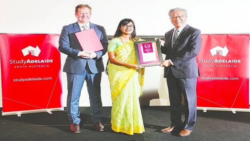 কৃতিত্বের পুরস্কার নিচ্ছেন রুবাইয়াৎ সরওয়ার