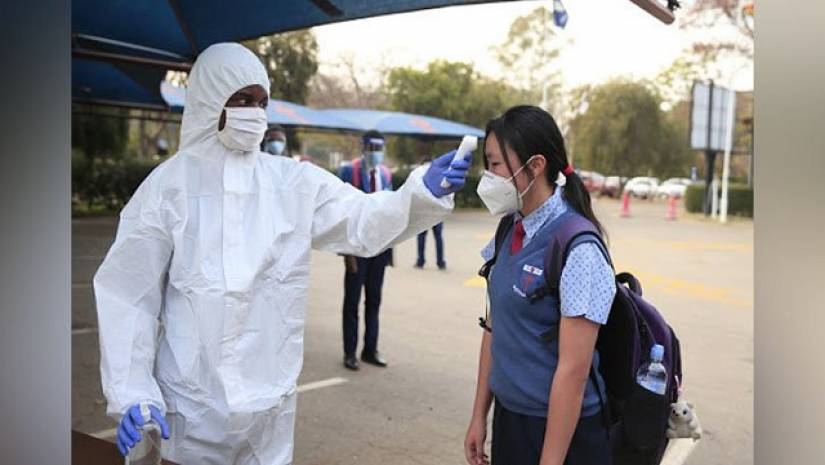 স্কুলের শিক্ষার্থীদের পরীক্ষা করে প্রতিষ্ঠানে ঢোকানো হচ্ছে