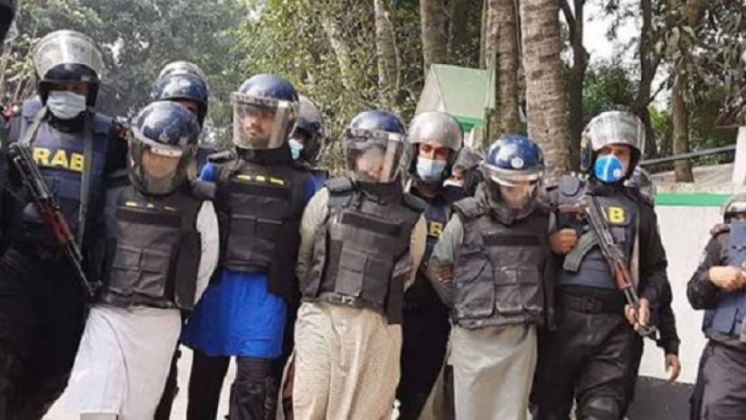 সিরাজগঞ্জে র‍্যাবের ঘিরে রাখা বাড়ি থেকে চারজনের আত্মসমর্পণ, অস্ত্র উদ্ধার 