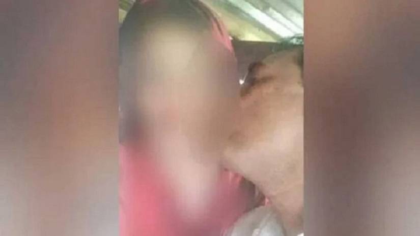 দুই প্রধান শিক্ষকের অন্তরঙ্গ ছবি ভাইরাল