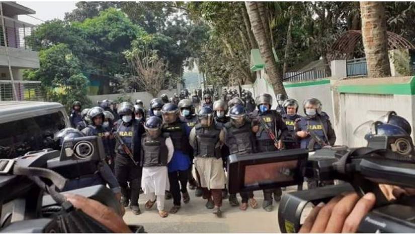 ঘিরে রাখা বাড়ি থেকে চারজনের আত্মসমর্পণ ও অস্ত্র উদ্ধার 