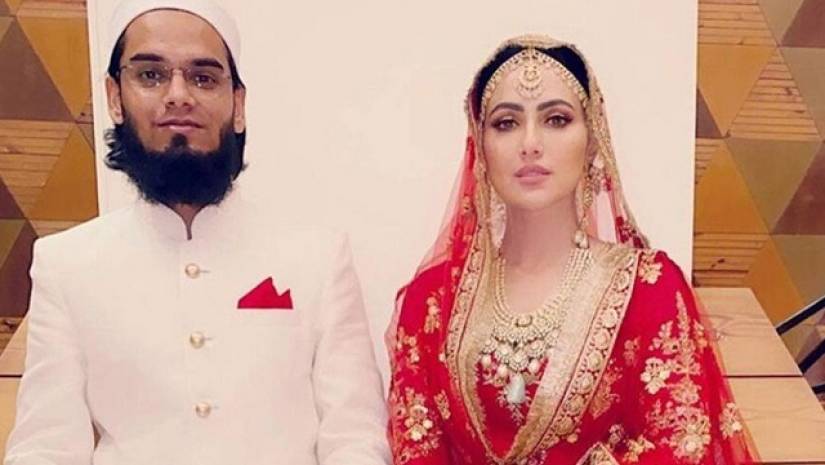 বিয়ের পর মুফতি আনাসের সঙ্গে সানা খান
