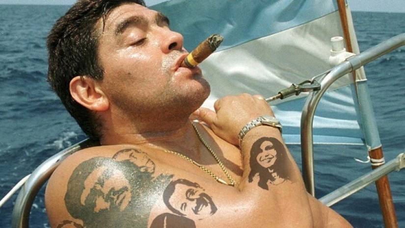 মাফিয়ার সঙ্গে জেলে পার্টি করেন ম্যারাডোনা, গুলি চালান সাংবাদিককে