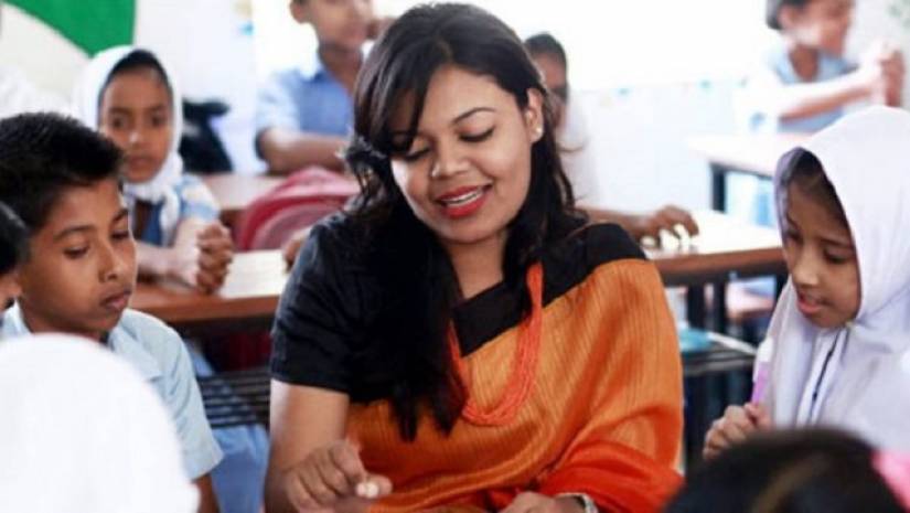 ক্লাস নিচ্ছেন প্রাথমিকের শিক্ষিকা