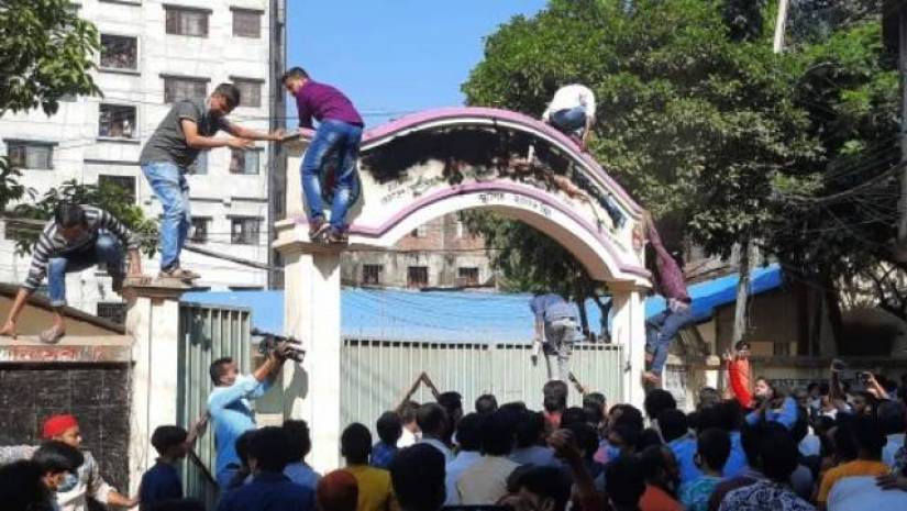 মোগলটুলি উচ্চ বিদ্যালয়ের নাম মুছে দিচ্ছে বিএনপির নেতাকর্মীরা