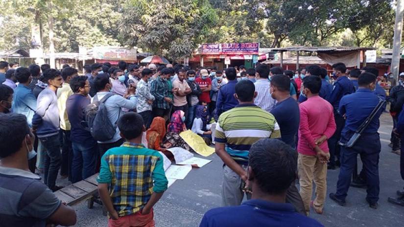 পরীক্ষার দাবিতে হাবিপ্রবি শিক্ষার্থীদের সড়ক অবরোধ