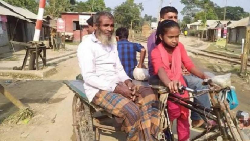বাবার ওষুধ কিনতে সকাল-সন্ধ্যা ভ্যান চালায় শিশু শম্পা