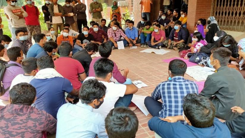 পরীক্ষার দাবিতে জাবি শিক্ষার্থীদের অবস্থান