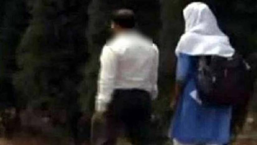 স্কুল ছাত্রীকে নিয়ে দপ্তরি উধাও