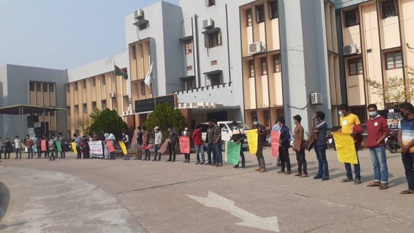 রাবির স্নাতক শেষ বর্ষের আটকে থাকা পরীক্ষা নেওয়ার দাবি