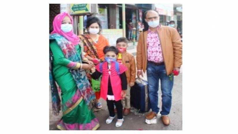 দুই সন্তানসহ দম্পতির মুখে মাস্ক পরায় ফুল দিয়ে শুভেচ্ছা জানালেন ইউএনও