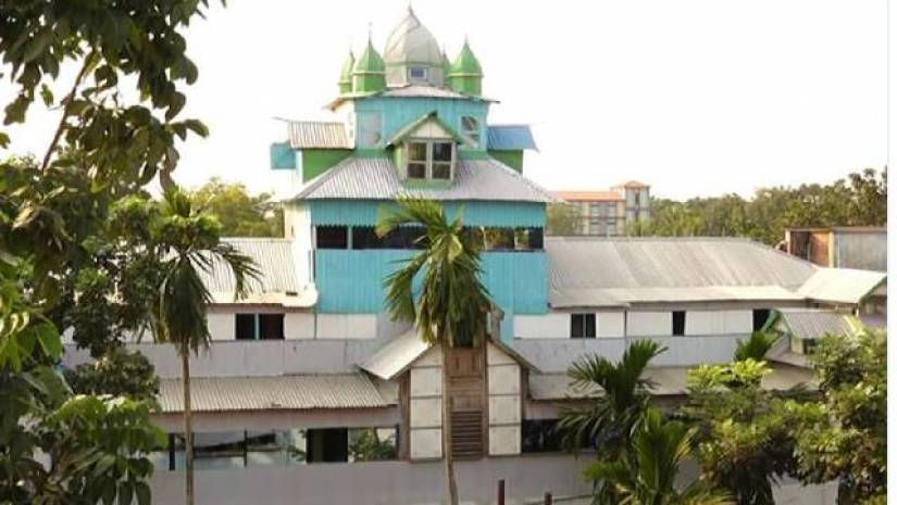 কুষ্টিয়ায় কাঠের ৫তলা বাড়ি দেখতে পর্যটকদের ভিড়