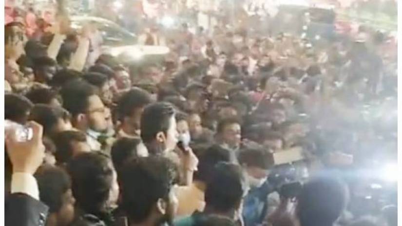 বঙ্গবন্ধুর ভাস্কর্য ভাঙচুরকারীদের গ্রেপ্তার দাবিতে ছাত্রলীগের বিক্ষোভ