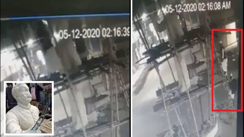 কুষ্টিয়ায় বঙ্গবন্ধুর ভাস্কর্য ভাংচুর করে পাঞ্জাবি পরা দুই যুবক (ভিডিও)