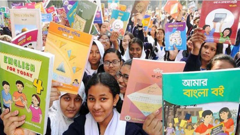 শিক্ষার্থীদের হাতে নতুন বই