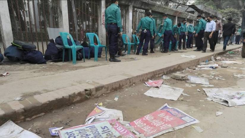 প্রেসক্লাবের সামনে থেকে শিক্ষকদের সরিয়ে দিল পুলিশ, লাঠিপেটার অভিযোগ