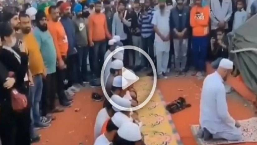 নামাজ আদায়রত মুসলিমদের পাহারা দিচ্ছেন শিখরা