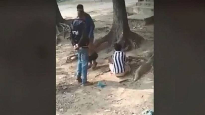 স্কুল কর্মচারীকে গাছের সাথে বেঁধে পেটালো সুদের কারবারি (ভিডিও)