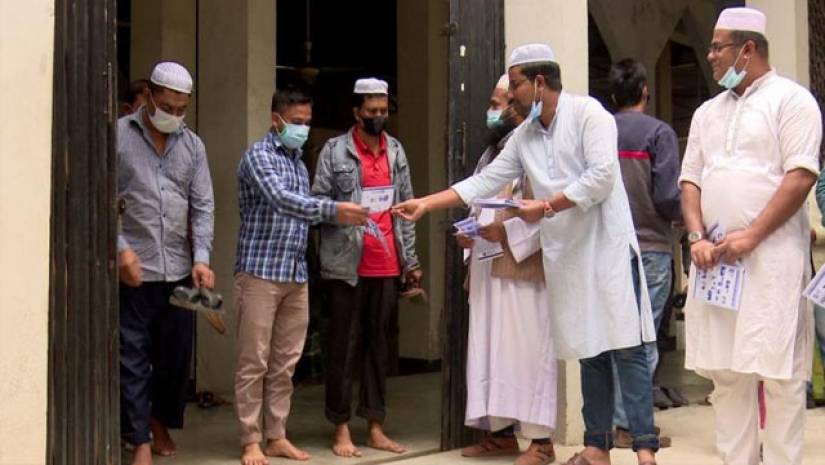 ঢাকা বিশ্ববিদ্যালয়ের কেন্দ্রীয় মসজিদের সামনে লিফলেট বিতরণ করা হয়