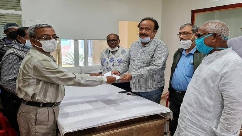 স্কুলের উন্নয়নে অবসরের অর্থ দান করলেন শিক্ষক