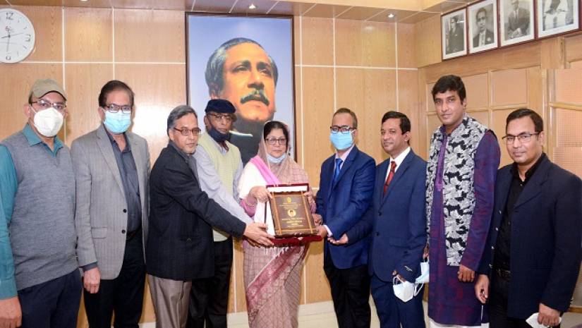 চবি উপাচার্যের নিকট ৮০০ গাছের চারা হস্তান্তর