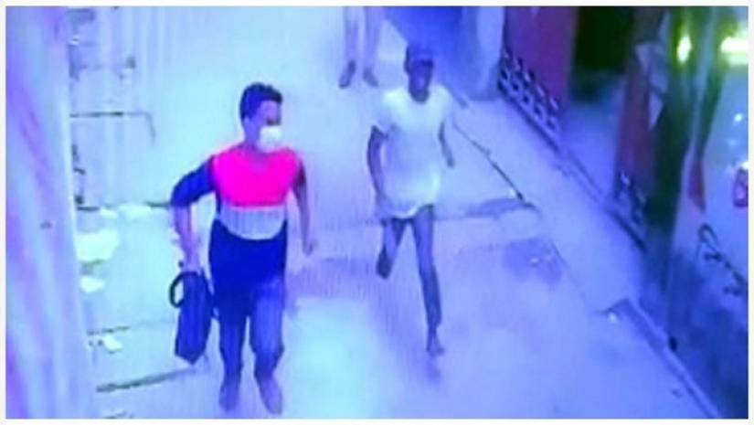 প্রকাশ্যে নারী এনজিওকর্মীকে কুপিয়ে কব্জি আলাদা করে দিল দুর্বৃত্তরা