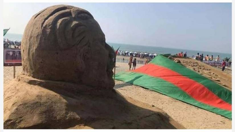 সৈকতে বালু দিয়ে বঙ্গবন্ধুর বৃহৎ ভাস্কর্য