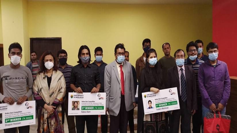 পুরস্কার বিতরণ অনুষ্ঠানে পুরস্কার হাতে অতিথিদের সাথে বিজয়ীরা