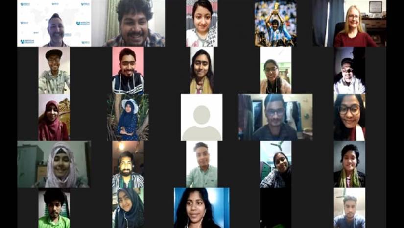 ভার্চুয়ালি ইংরেজি চর্চা করছেন একদল শিক্ষার্থী