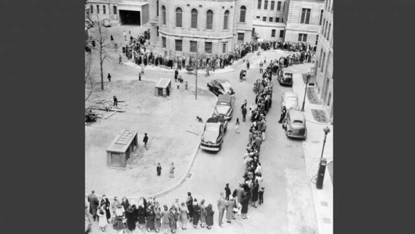 ১৯৪৭ সালে যুক্তরাষ্ট্রের নিউইয়র্কে টিকা নেওয়ার জন্য জনসাধারণের ভিড়