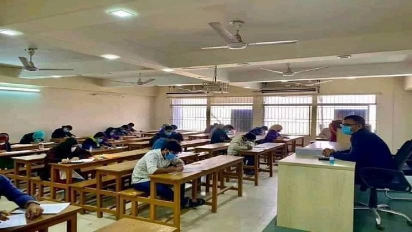 স্বাস্থ্যবিধি মেনে জবিতে পরীক্ষা শুরু