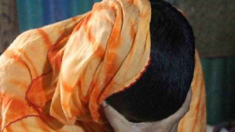 পরকীয়ায় বাধা দেয়ায় অন্তঃসত্ত্বা স্ত্রীর চুল কেটে আগুনে পোড়াল স্বামী 