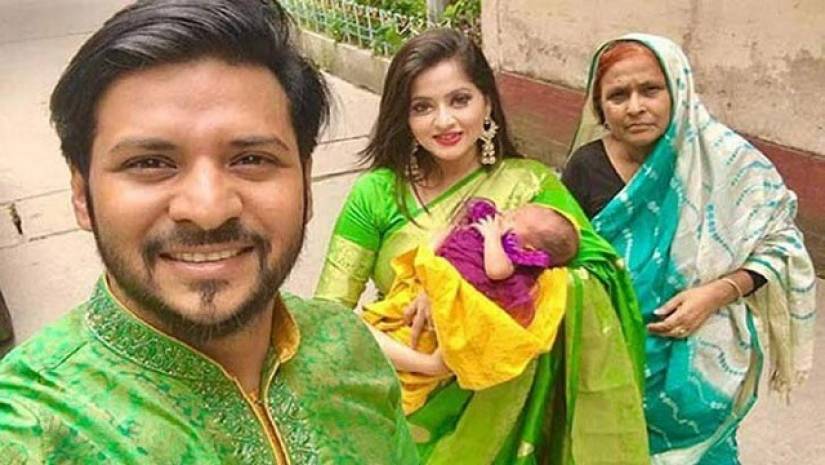 মাসহ পরিবারের সদস্যদের সঙ্গে অভিনেতা নিরব