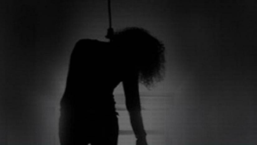 স্বামীকে পাশের রুমে আটকে রেখে গৃহবধূর আত্মহত্যা 