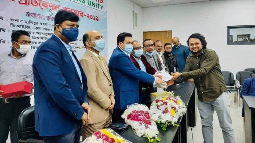 ক্র্যাব সেরা প্রতিবেদন পুরস্কার নিচ্ছেন আহমেদ জায়িফ