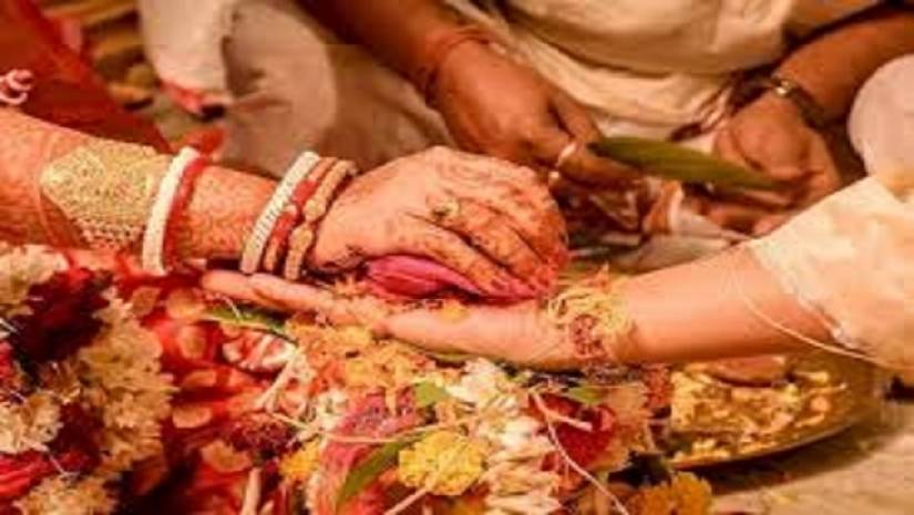 বিয়ে করতে ধর্ম পরিবর্তন করল দুই মুসলিম মেয়ে, নিরাপত্তায় পুলিশ 