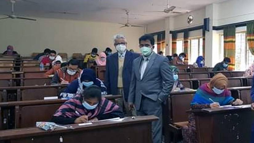 পরীক্ষা দিচ্ছেন শিক্ষার্থীরা