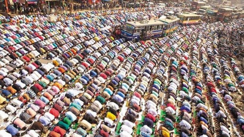 বিশ্ব ইজতেমায় নামাজ আদায় করছেন মুসল্লিরা