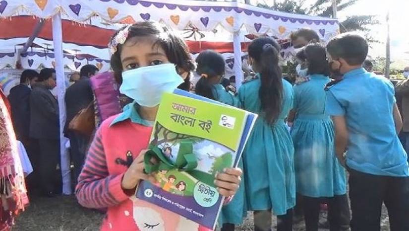 শিক্ষার্থীদের হাতে নতুন বই