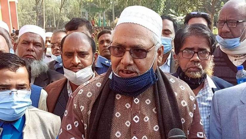 সাংবাদিকদের সঙ্গে কথা বলছেন ধর্ম প্রতিমন্ত্রী ফরিদুল হক খান